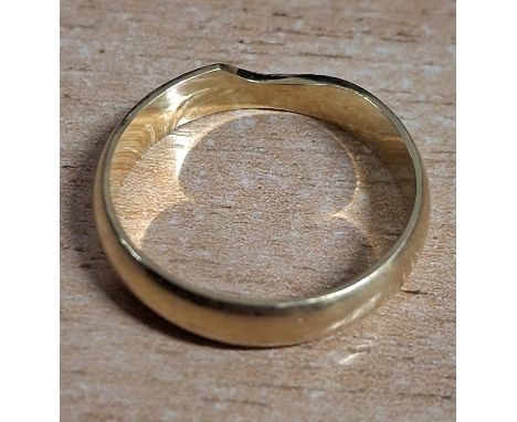 Hallmarked 18ct yellow gold wedding ring (a/f),2.9 grams
