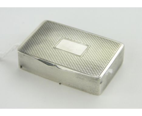 A rectangular silver snuff box
Birmingham 1939, length 42mm.