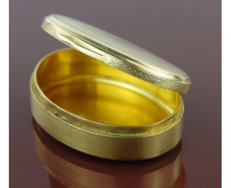 A 14ct gold engine turned pillbox
of oval form, 21g.