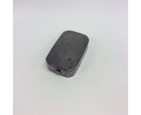 A Georgian pewter hinged top snuff box with crested decoration. Approx. 91 grams. Est. £50 - £80.