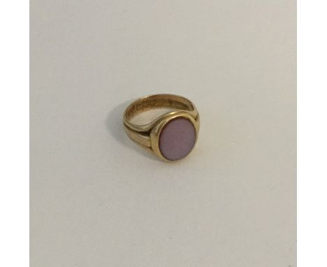 A gent's 18 carat signet ring with intaglio. Approx. 8 grams. Est. £100 - £150.