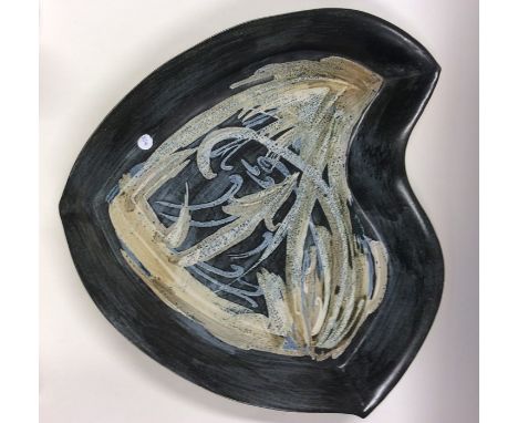 RAY MARSHALL: A stylish heart shaped dish with swirl decoration. SIgned to base. Approx. 34 cms in diameter. Est. £30 - £50.