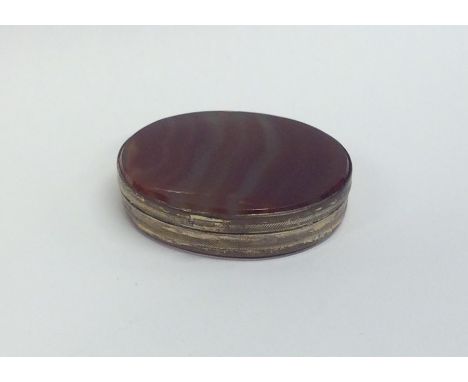 A good Antique banded agate snuff box with hinged top. Est. £25 - £30.