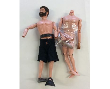 ACTION MAN: Two preloved Action Man toys with broken hands etc. (2) Est. £10 - £20.