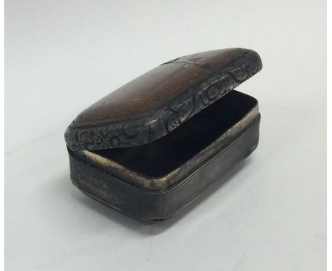 An Antique silver and agate snuff box with gilt interior to hinged top. Approx. 105 grams. Est. £40 - £60.