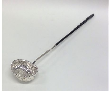 An Antique silver toddy ladle with fluted decoration. London 1775. Approx. 38 grams. Est. £30 - £40.