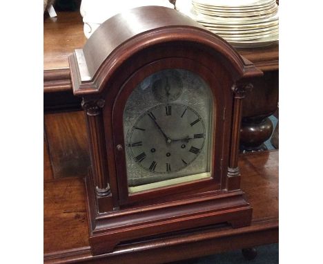A Westminster chime mahogany mantle clock with fluted columns and bracket feet. Est. £150 - £200.