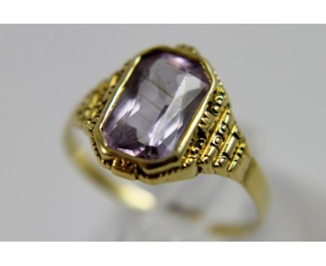 Yellow metal (tests as 9ct gold) amethyst stone ring, size O/P