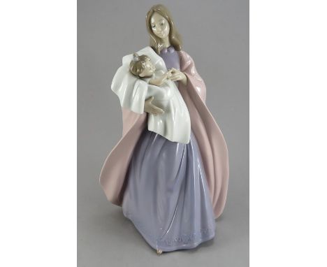 A large Nao porcelain figure. It depicts a mother and child. Factory marks to base (1)Condition: In good overall condition. 