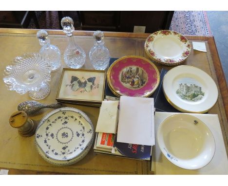 A collection of collector ceramics plates, some boxed, including Coalport, Royal Worcester, Wedgwood, Country Roses plate, gl
