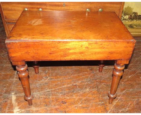 An early Victorian mahogany bidet stool complete with ceramic liner by Minton. 50 cm wide.