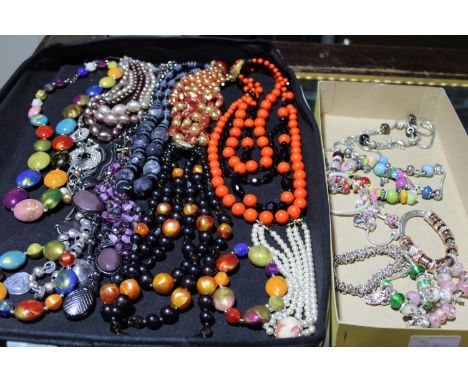 A good selection of vintage costume jewellery 