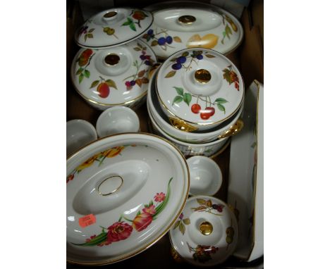 A quantity of Royal Worcester Evesham pattern table china 