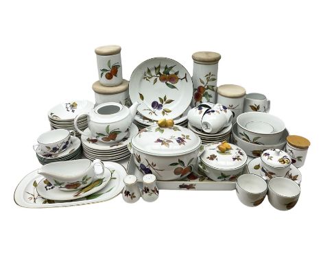 Worcester Evesham patter tea and dinner wares comprising eight dinner plates, seven dessert plates, eight bowls, six cups and