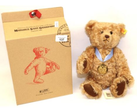 Steiff/Danbury Mint teddy bear: blonde mohair teddy bear with 2002 medallion on blue ribbon, 660344, H30cm, with box 