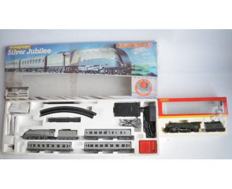 Hornby OO gauge R837 Silver Jubilee electric train set with Class A4 Silver Link locomotive "2509" with tender and 3 passenge