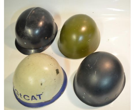 Four helmets and helmet liners to include an Italian Army steel example, another possibly French in black hard plastic and 2 