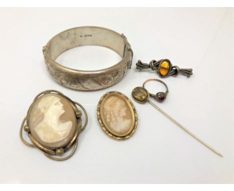 A gold ring set with a red cabochon stone, a silver bangle and brooch, other jewellery (Qty)