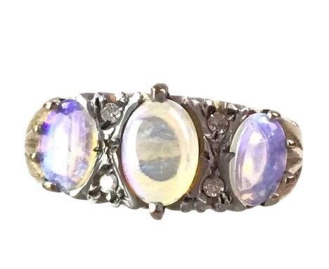 OPAL RING, in nine carat goldQty: 4g