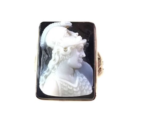 CAMEO STYLE RING, depicting a Roman style portrait facing right, on yellow metal band (likely gold but unmarked)Qty: 7.46g