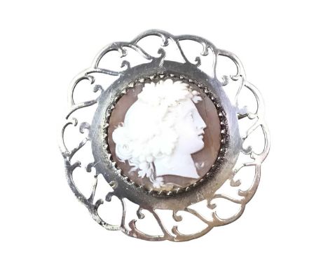 VINTAGE STERLING SILVER CAMEO BROOCH, formed in oval form, with central cameoQty: 9.5G