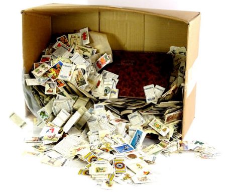 A large quantity of unsorted cigarette and trade cards, etc.