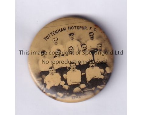 TOTTENHAM 1901    Tin badge showing Tottenham Hotspur team group, 1901, the year that they won the English FA Cup whilst stil