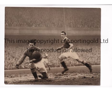 ARSENAL V MANCHESTER UNITED 1949 / PRESS PHOTO      A 10" X 8" B/W Press action photo,  with Associated press Ltd. stamp and 