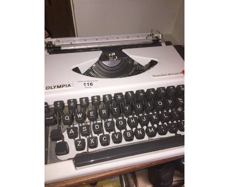 A Olympia Traveller de Luxe S typewriter 