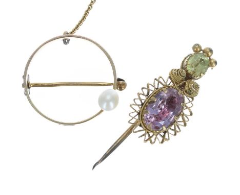 18k circular ring brooch set with a single cultured pearl, with safety chain, 1.9gm, 19mm; with a gilded filigree hat pin (2)