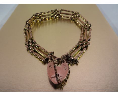 A 9ct gold gate bracelet with 9ct gold padlock charm. Gross weight: 10.5g
