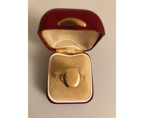 A gents 9ct gold signet ring, 4.9gms. 