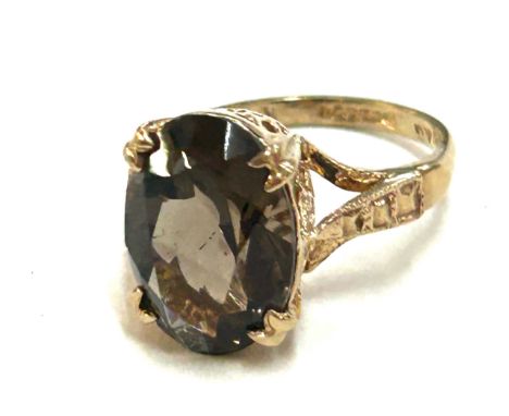 Ladies hallmarked 9ct gold smokey quartz ring, approximate weight 3.6g, ring size K.