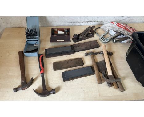 Selection of vintage tools to include wood working tools, planers, hammers etc 