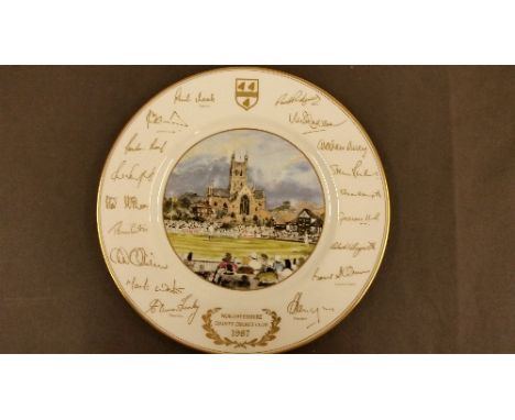 CRICKET, a Royal Worcester porcelain plate for the 1987 Worcester CCC Champions, with scene to centre and printed signatures 