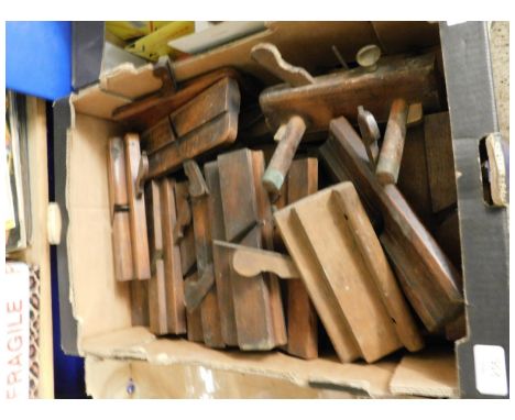 BOX CONTAINING MIXED VINTAGE WOODWORKING PLANES ETC   