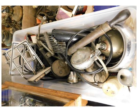 BOX CONTAINING MIXED VINTAGE CAR PARTS TO INCLUDE LIGHTS, GREASE GUNS, CHROME TRIM ETC   