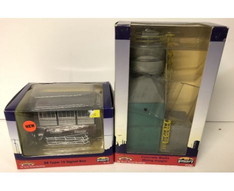 Bachmann Scenecraft OO gauge model buildings to include BR Type 15 Signal Box and Concrete Hopper both boxed