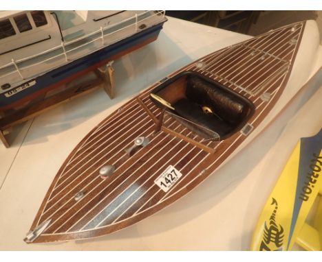 Kit built model speed boat A/F fitted for radio control L: 85 cm CONDITION REPORT: Missing one windscreen.