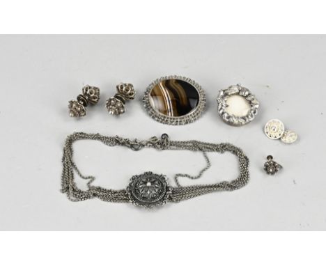 Lot silver with a brooch with agate stone, photo frame round with flower border, cufflinks with Zeeland buttons, 2 parts with
