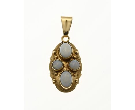 Yellow gold pendant, 585/000, with opal. An oval contoured pendant decorated with engraving and 4 opals. 30x13mm. including e