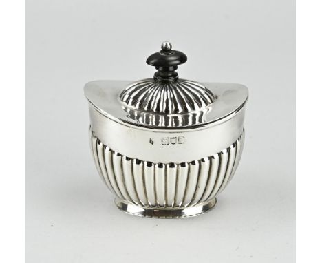 Silver tea caddy, 925/000, oval model with fluting with a hinged lid, also decorated with fluting with black knob. MT.: G.Jac