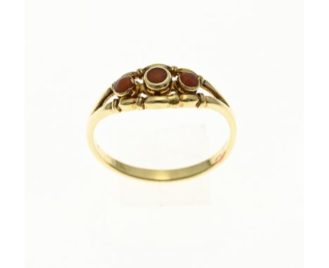 Yellow gold ring, 585/000, with blood coral. Ring with an openwork head set with 3 smooth settings with blood coral. Width he