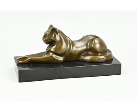 Signed bronze panther in art deco style, on black marble base. 21st century. Size: 26 cm. In good condition.