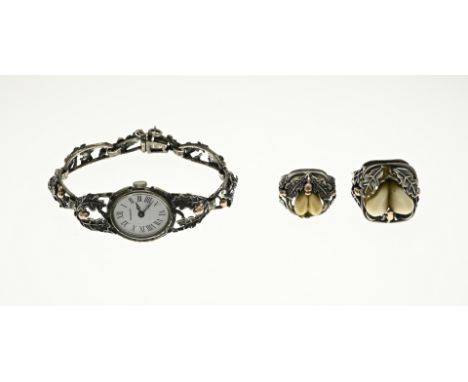 Lot hunting jewelry, 2 rings and a watch, with gold-plated elements in the shape of acorns. Total approx. 46.8 grams. In good