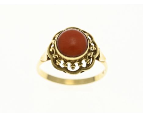 Yellow gold ring, 585/000, with blood coral. Ring with a flower-shaped round head provided with a round cabouchon blood coral