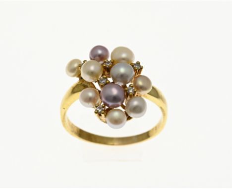 Yellow gold ring, 750/000, with diamonds and pearls. Ring with a head decorated with multicolour pearls and in between 6 chat