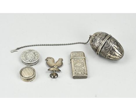 Lot of silver with a tea egg, a vesta, 2 pill boxes and a button in the shape of a rooster. Various grades. 2.5-7cm. Total ap