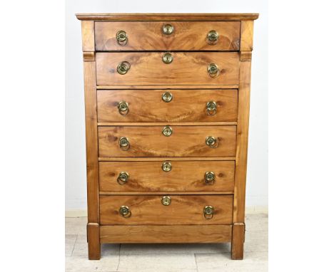 Chiffoniere of elm wood, with original ring fittings. Circa 1820. Dimensions: 150 x 101 x 44 cm. In good condition.