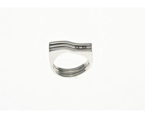 White gold ring, 585/000, with diamond. Ring with a rectangular head with a wavy shape with line decoration. In the middle la